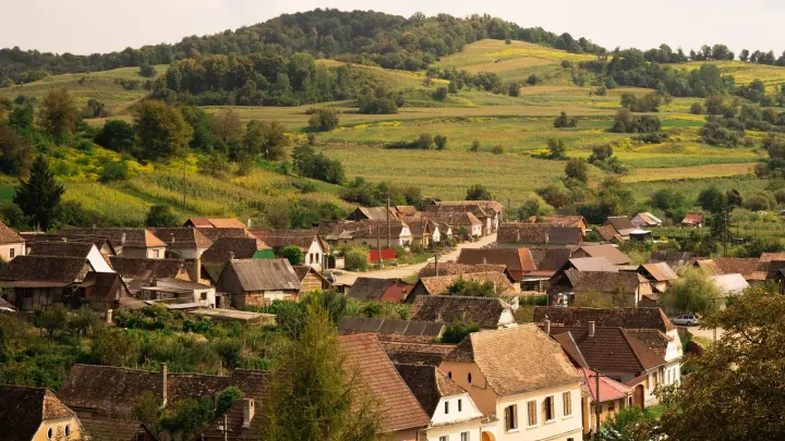 El pueblo sajón de Biertan entre colinas verdes en Transilvania