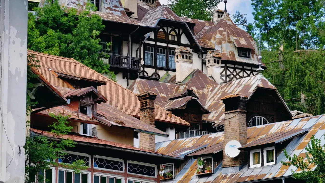 Antiche ville in legno con tetti di tegole in una località di montagna romena