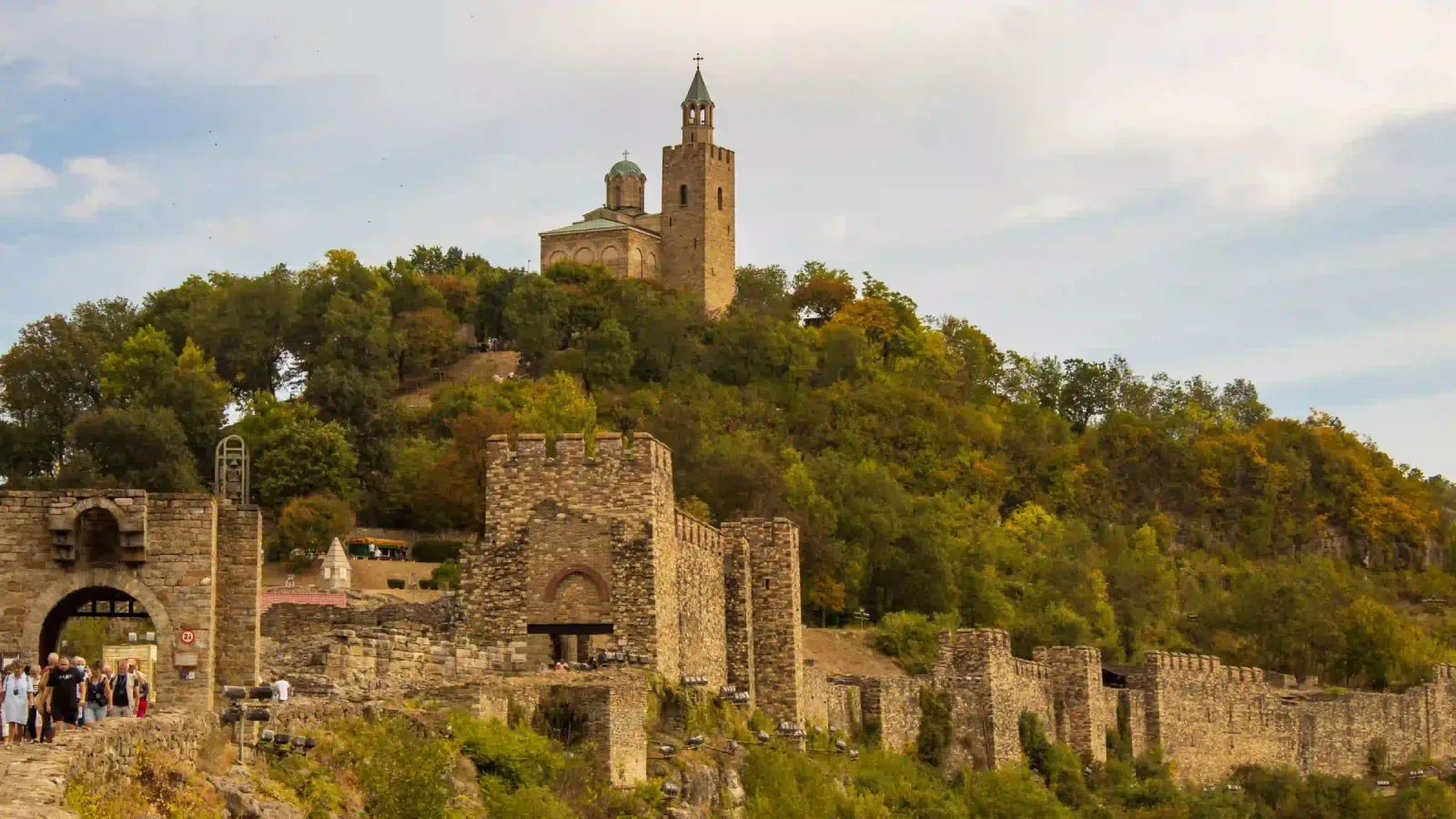 Las murallas y la puerta de la fortaleza de Tsarevets con la catedral patriarcal en lo alto de la colina en Veliko Tarnovo, Bulgaria